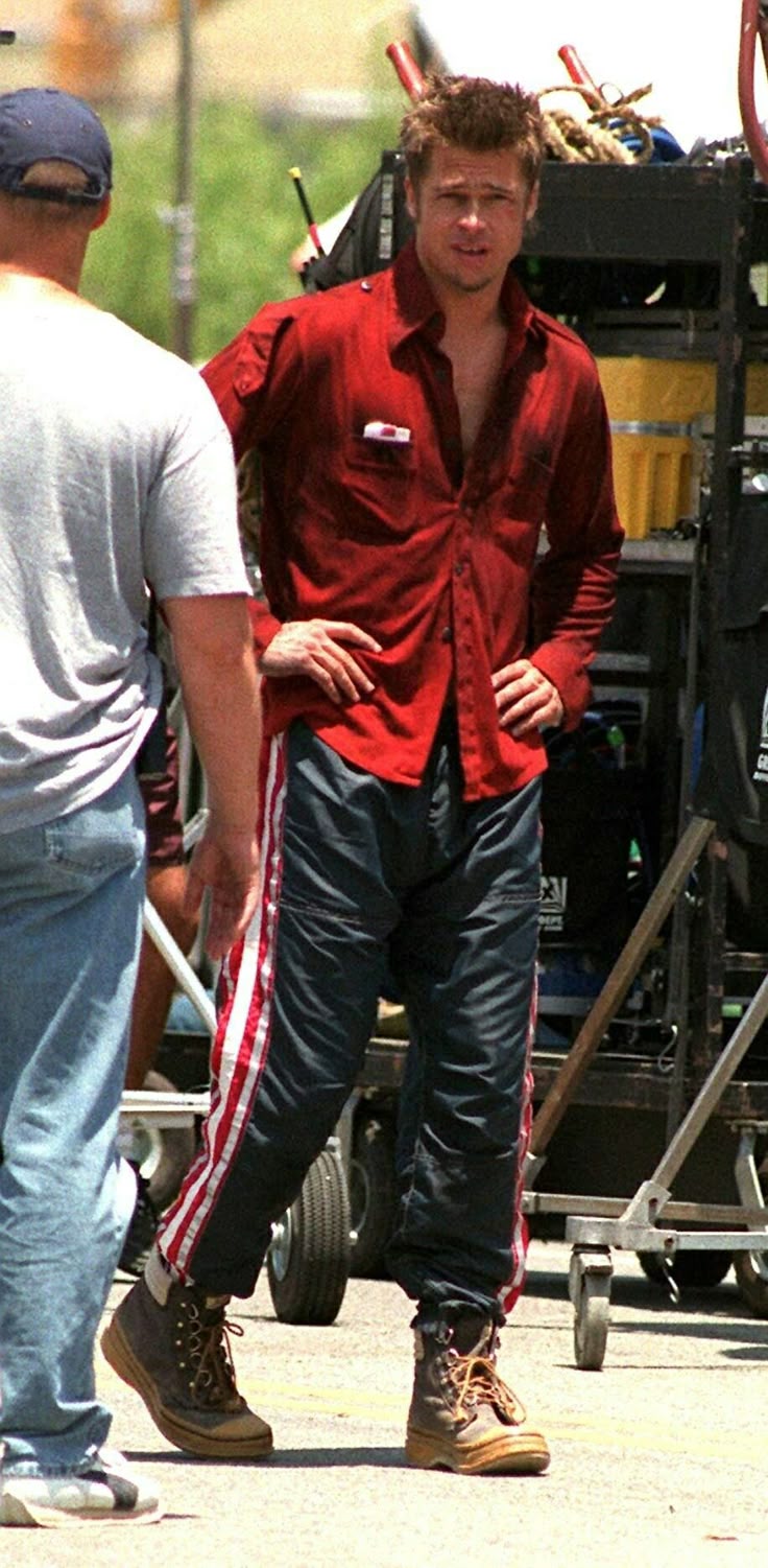 Bradley Pitt behind the scenes on the set of Fight Club