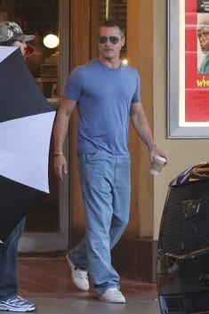 Bradley Pitt as Cliff Booth
