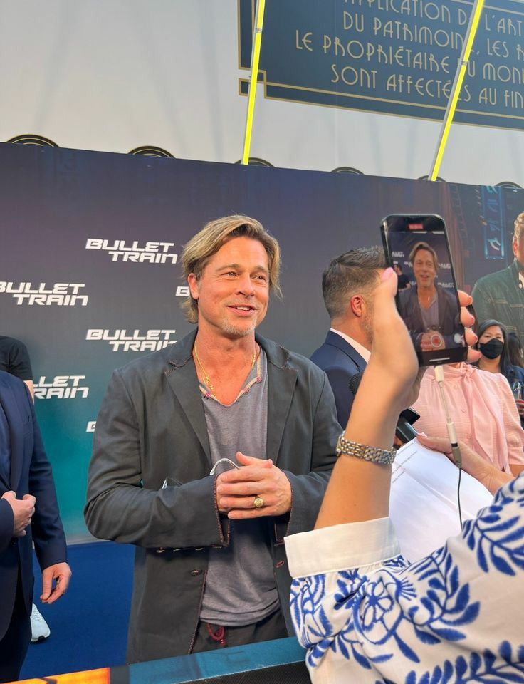 Bradley Pitt meeting fans on press tour